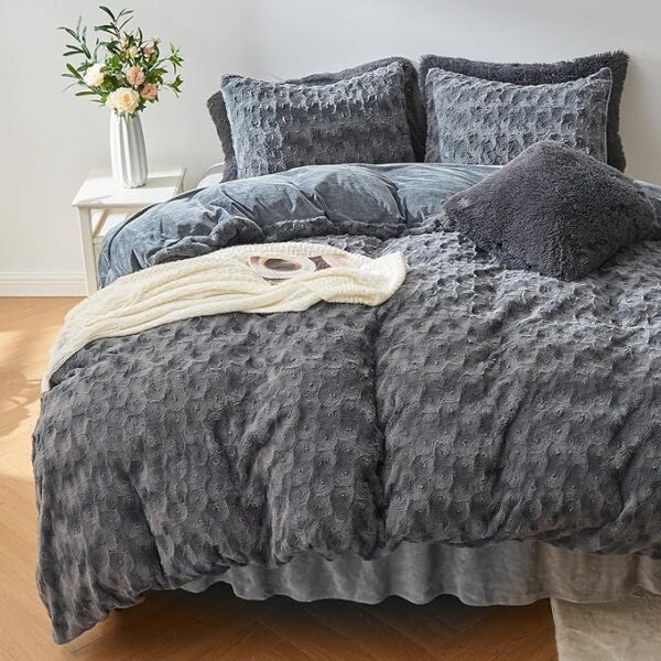 Ultra Soft & Warm Fleece Bedding Set 3 Pieces with 1 Comforter & 2 Pillow Shams for Winter, Grey - Image 3